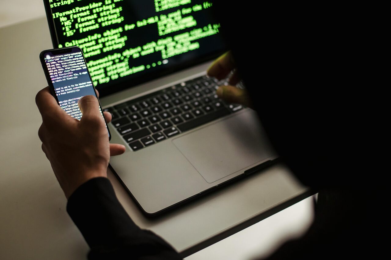 Ochrona telefonu – jak zabezpieczyć smartfon przed hakerami i złodziejami?