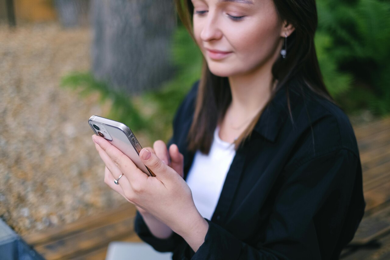 Smartfony dla kobiet – jakie telefony i funkcjonalności sprawdzą się najlepiej w 2026 roku?